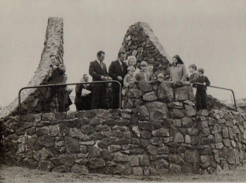 28-August-1971 : People at the unveiling ceremony (Kathryn White)