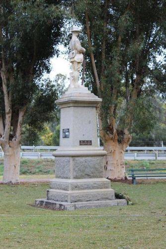 Balranald War Memorial : 04-July-2011