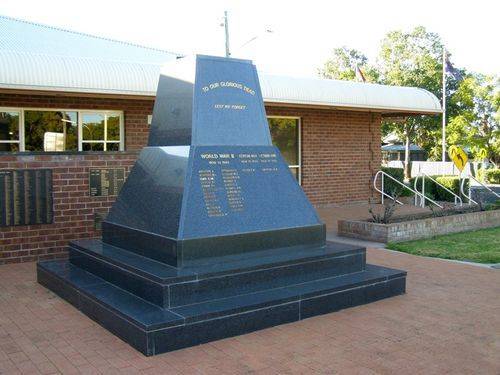 Coonamble War Memorial 3 : 31-July-2014 Coonamble War Memorial 3 : 31-July-2014