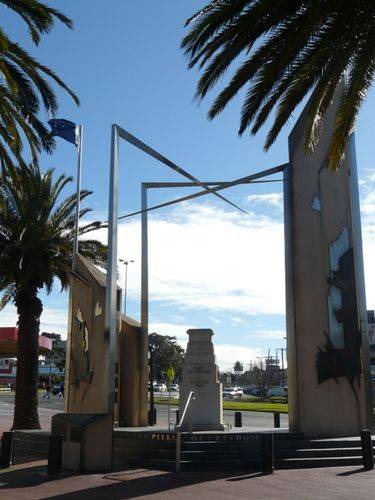 Dandenong Cenotaph and Pillars of Freedom : 12-August-2012 Dandenong Cenotaph and Pillars of Freedom : 12-August-2012