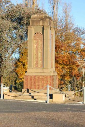 Gundagai War Memorial : 10-July-2011 Gundagai War Memorial : 10-July-2011