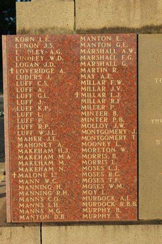 Gundagai War Memorial : 10-July-2011