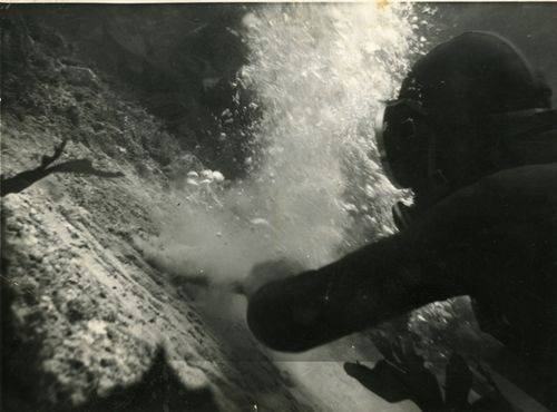 Laying the undersea plaque for Harold Holt 