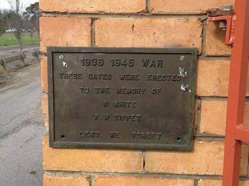 Highton Memorial Gates WW2 Plaque : 10-09-2013