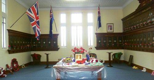 Isis District War Memorial & Council Chambers : 09-June-2011