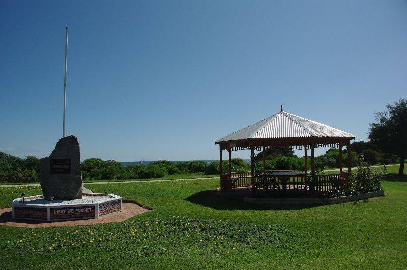 Memorial+Gazebo: 19-August-2015