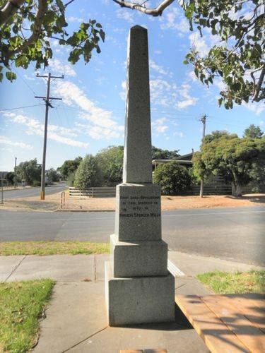 Moyston Obelisk : April 2014