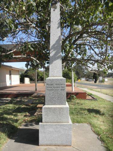 Moyston Obelisk 2 : April 2014