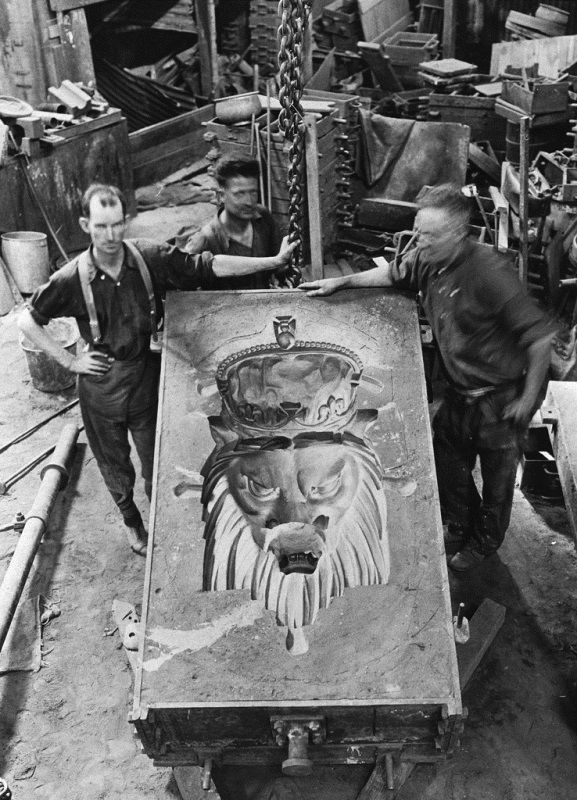 1930 : Monument construction : State Library of South Australia - B-62530 1930 : Monument construction : State Library of South Australia - B-62530