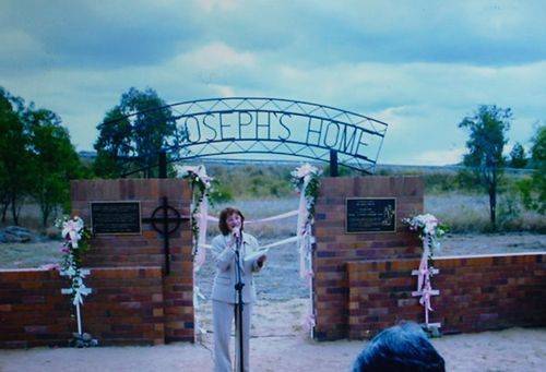 Hannalore Worrall at unveiling on 5th August 2003 Hannalore Worrall at unveiling on 5th August 2003