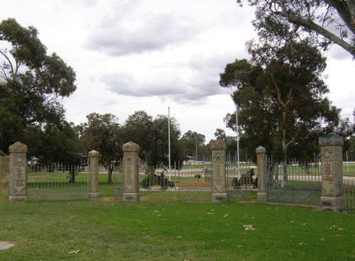 Nyah Memorial Gates : 06-04-2014