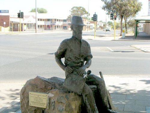 Paddy Hannan Statue + Fountain
