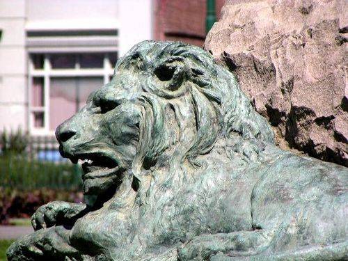 Queen Victoria Statue Lions  Nov 2009