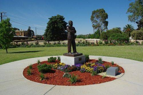 Ray Warren Statue 2
