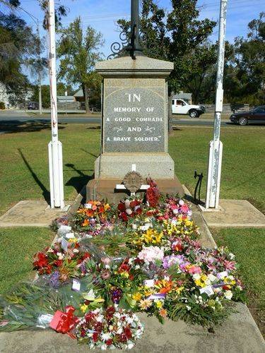 Returned Services League War Memorial : 27-April-2013 Returned Services League War Memorial : 27-April-2013