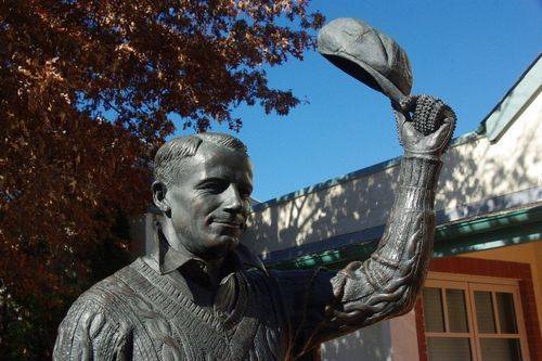 Sir Don Bradman Statue : August-2014 Sir Don Bradman Statue : August-2014