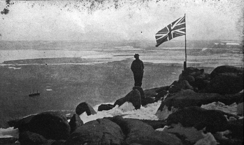 1930 : Sir Douglas Mawson at monument site