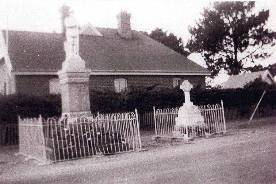 1953 : Outside Council Chambers 1953 : Outside Council Chambers