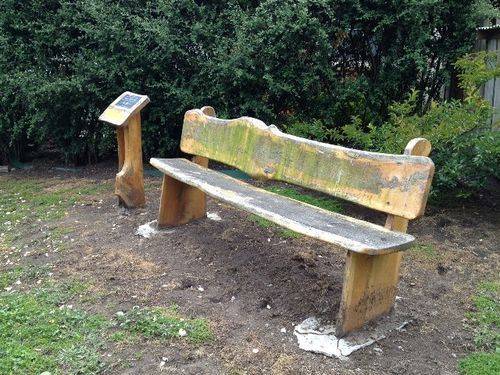 St Thomas Memorial Seats : November 2013