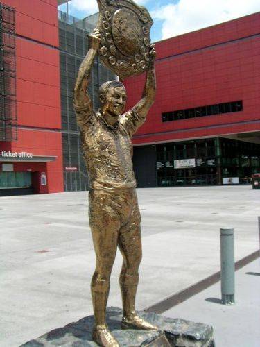 Wally Lewis Statue