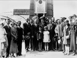 1936 : Greek community laying a wreath (State Library of Queensland)