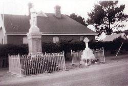 1953 : Outside Council Chambers